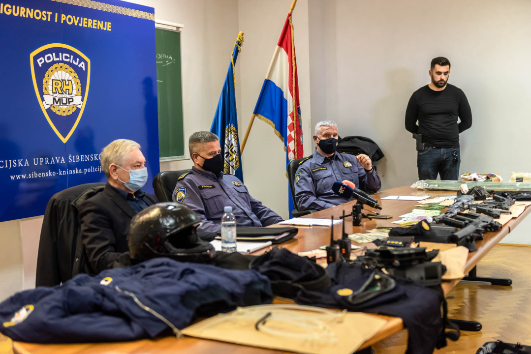 Uhićen 53-godišnjak koji je u 13 godina počinio 9 pljački: Našli mu strojnicu, zolju, pištolje, policijske oznake koje je koristio...