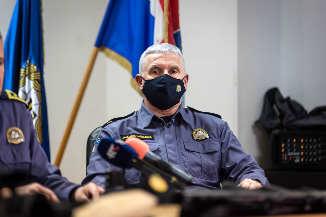 Uhićen 53-godišnjak koji je u 13 godina počinio 9 pljački: Našli mu strojnicu, zolju, pištolje, policijske oznake koje je koristio...