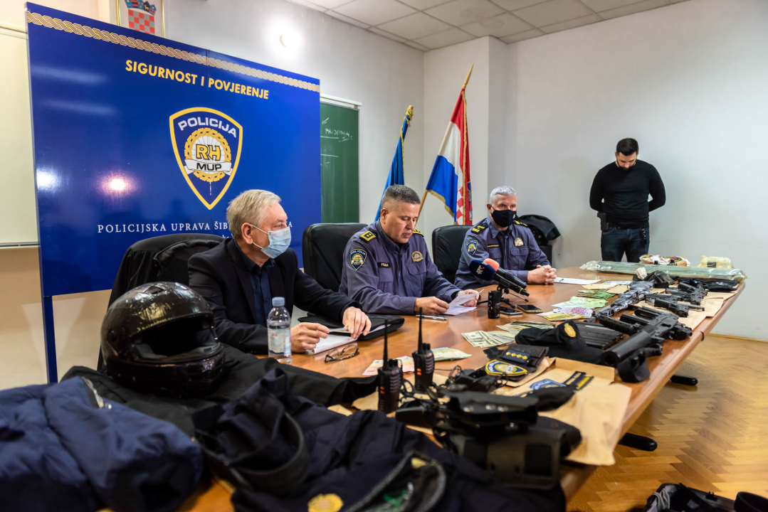 Uhićen 53-godišnjak koji je u 13 godina počinio 9 pljački: Našli mu strojnicu, zolju, pištolje, policijske oznake koje je koristio...