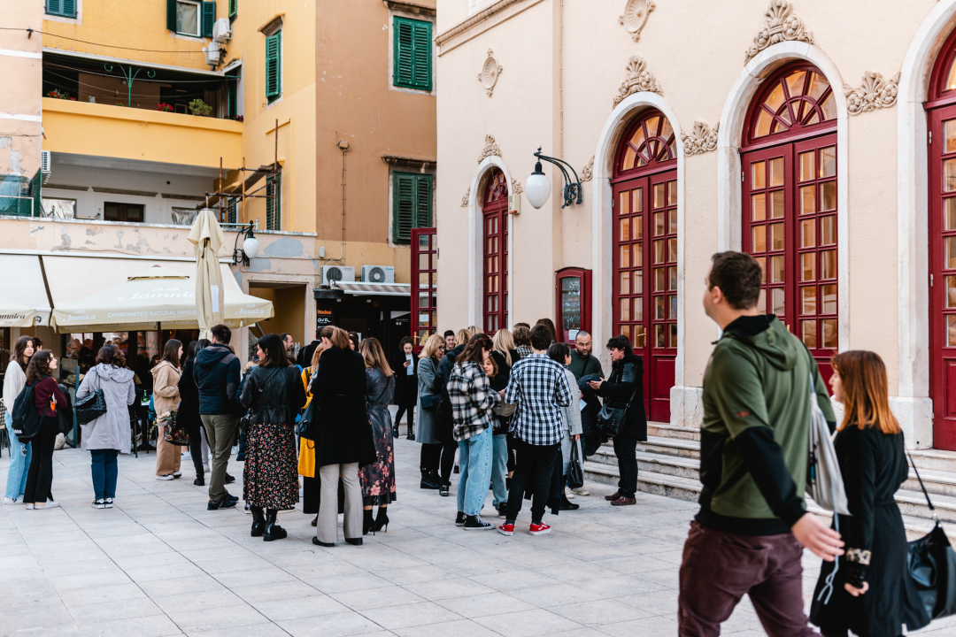 Smijeh i suze za Luku Škarića koji je iz publike gledao prijatelje kako mu ‘Mojom pričom’ skupljaju novac za operaciju