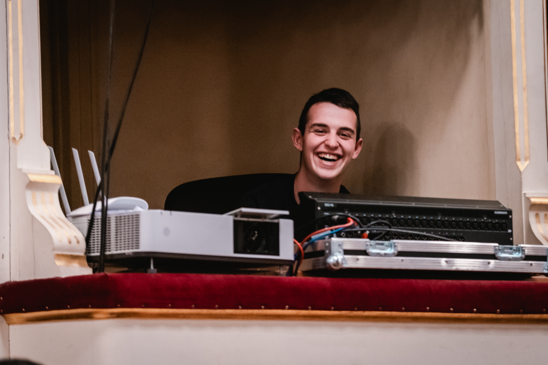 Smijeh i suze za Luku Škarića koji je iz publike gledao prijatelje kako mu ‘Mojom pričom’ skupljaju novac za operaciju