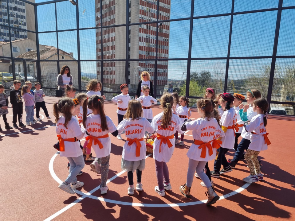 'Balarinci' iz DV Šibenske masline rasplesali se jutros na Baldekinu: 'Kako su smišni, a kako tek lipo plešu i pivaju' 