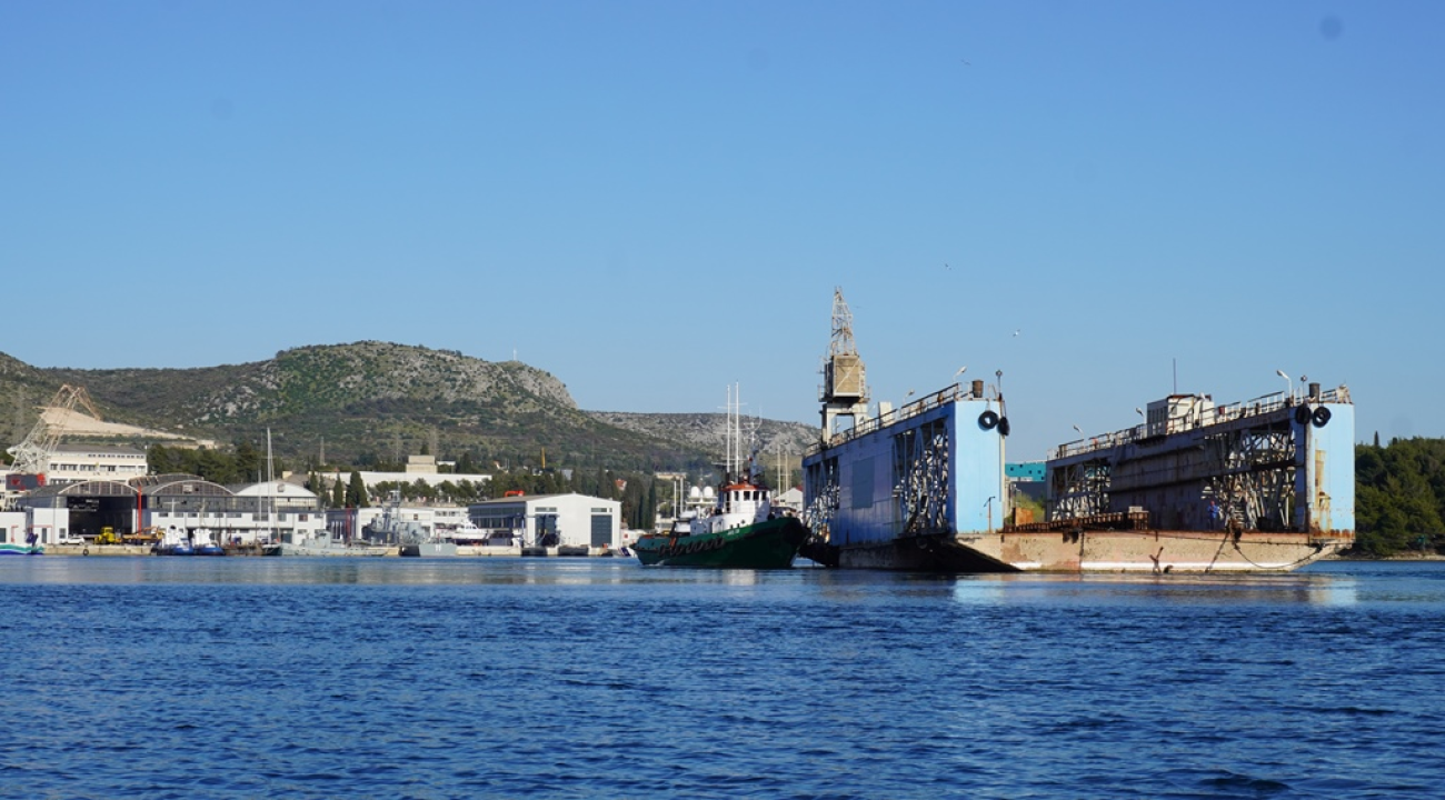 Iskra brodogradilište ispratila na rezanje u Tursku stari plovni dok 