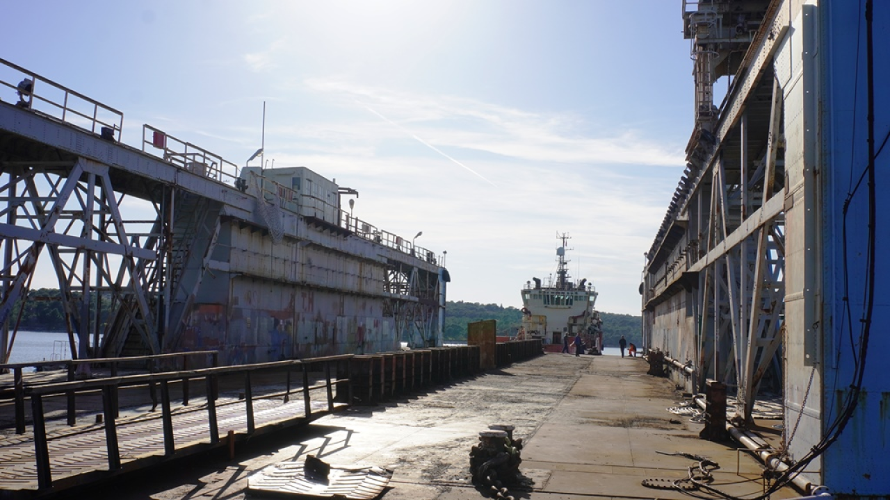 Iskra brodogradilište ispratila na rezanje u Tursku stari plovni dok 