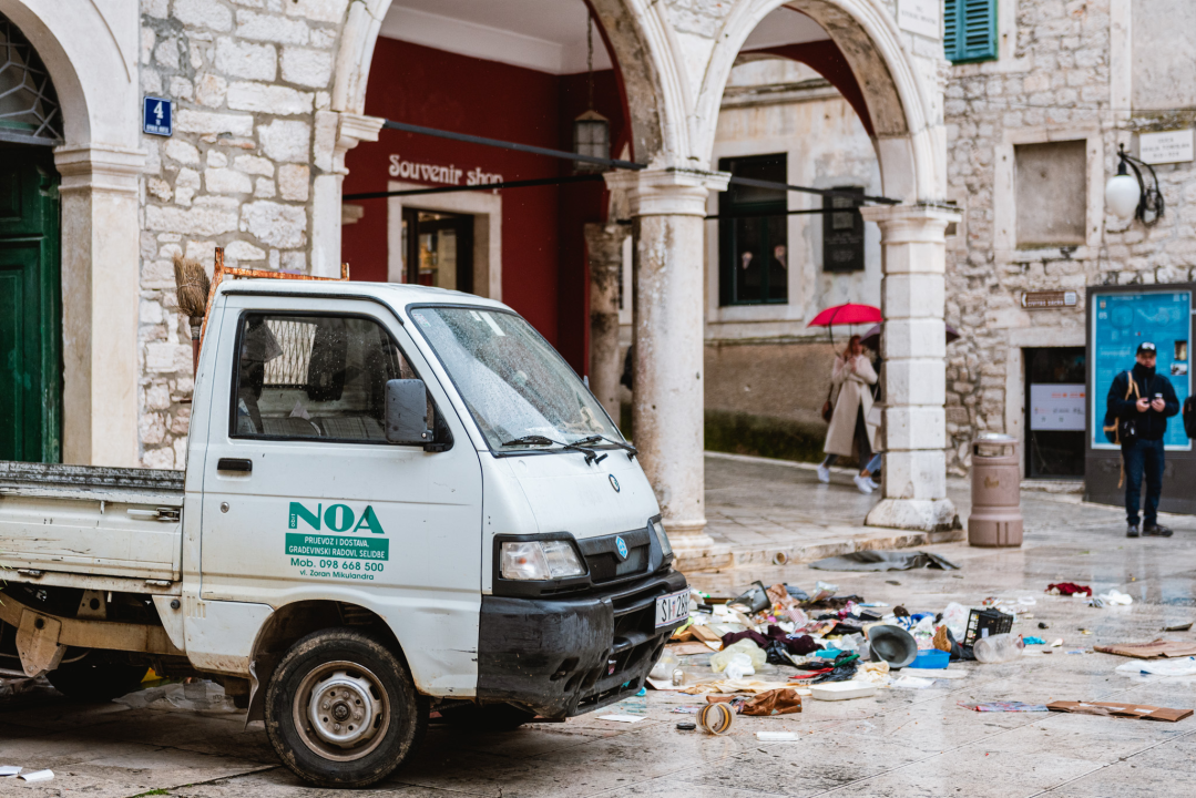 Smeće pod zaštitom UNESCO-a? Sigurno se pitaju turisti koji su jutros vidjeli ovaj horor kod katedrale