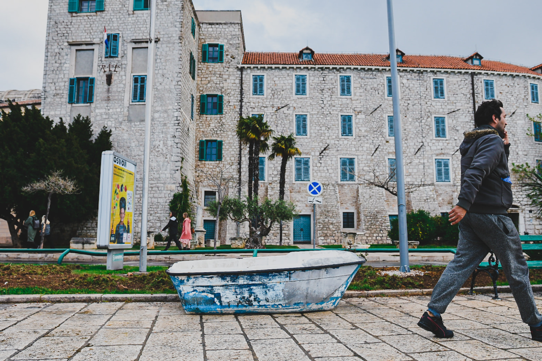 Što sve može jugo: Lijep mali kaić na šibenskoj rivi, ali ne u moru nego na suhom