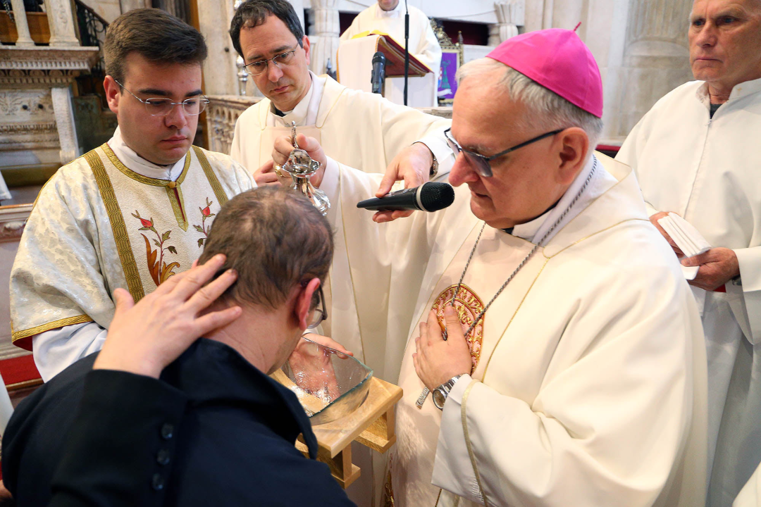 U katedrali sv. Jakova kršteno petero odraslih vjernika, a tri para vjenčana