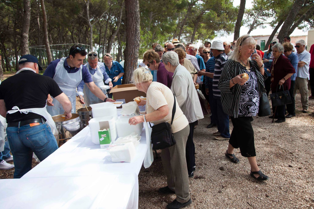 Na Skradinskom buku i na Jadriji opet besplatni fažol za Praznik rada: Svirat će i Feniksi 