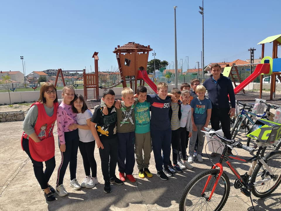 Općina Tribunj četvrtašima poklonila bicikle: 'Ovo je nagrada za dobar uspjeh'