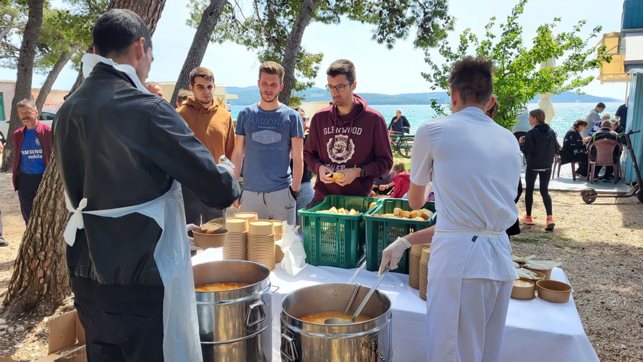 Prvomajski fažol na Jadriji: U njemu kobasice i suho meso, pored njega političari, turisti i mi obični