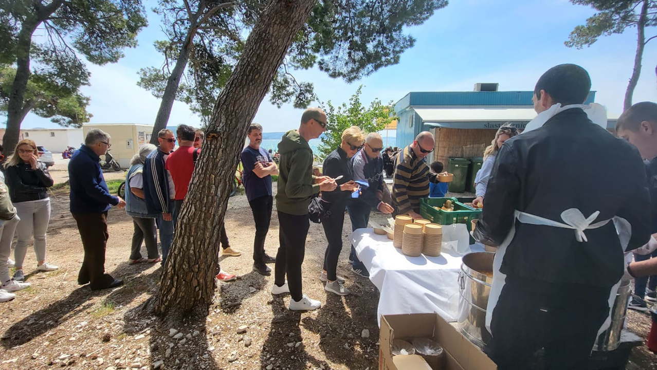 Prvomajski fažol na Jadriji: U njemu kobasice i suho meso, pored njega političari, turisti i mi obični