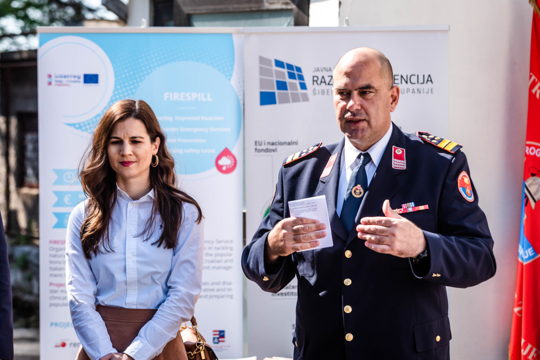 Županijski vatrogasci dobili moderne komunikacijske uređaje, a uskoro stiže i vozilo s IT opremom