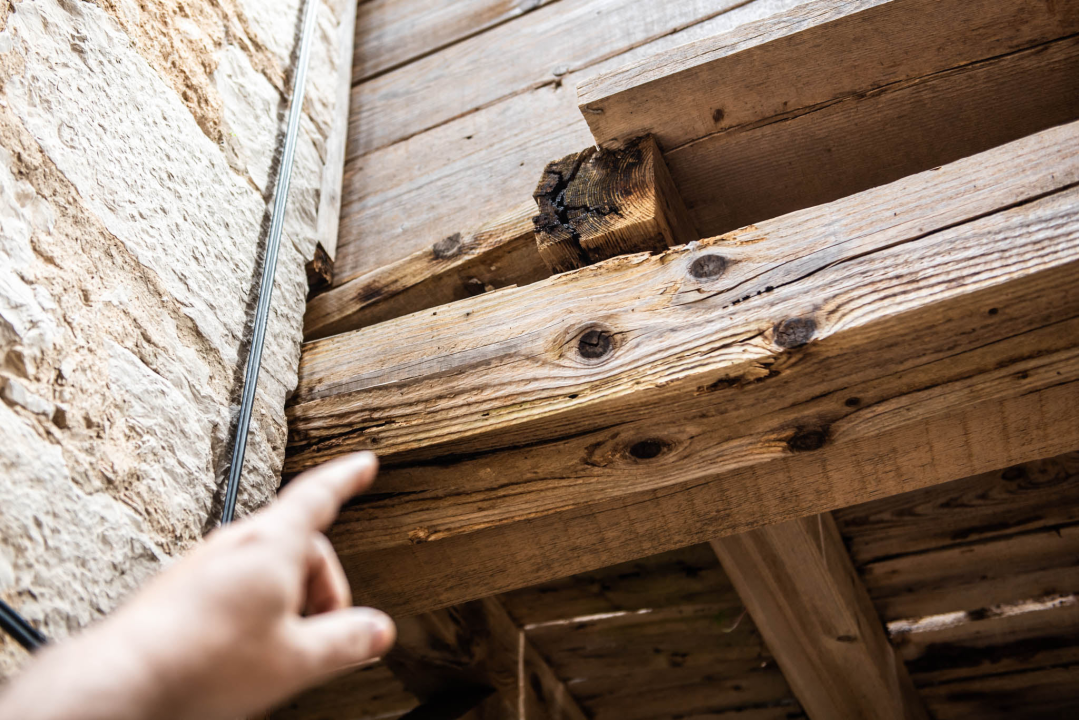 Skela u Ulici biskupa Fosca izgleda poprilično opasno: 'Vlasnik će je ubrzo sanirati, dobio je prijavu' 