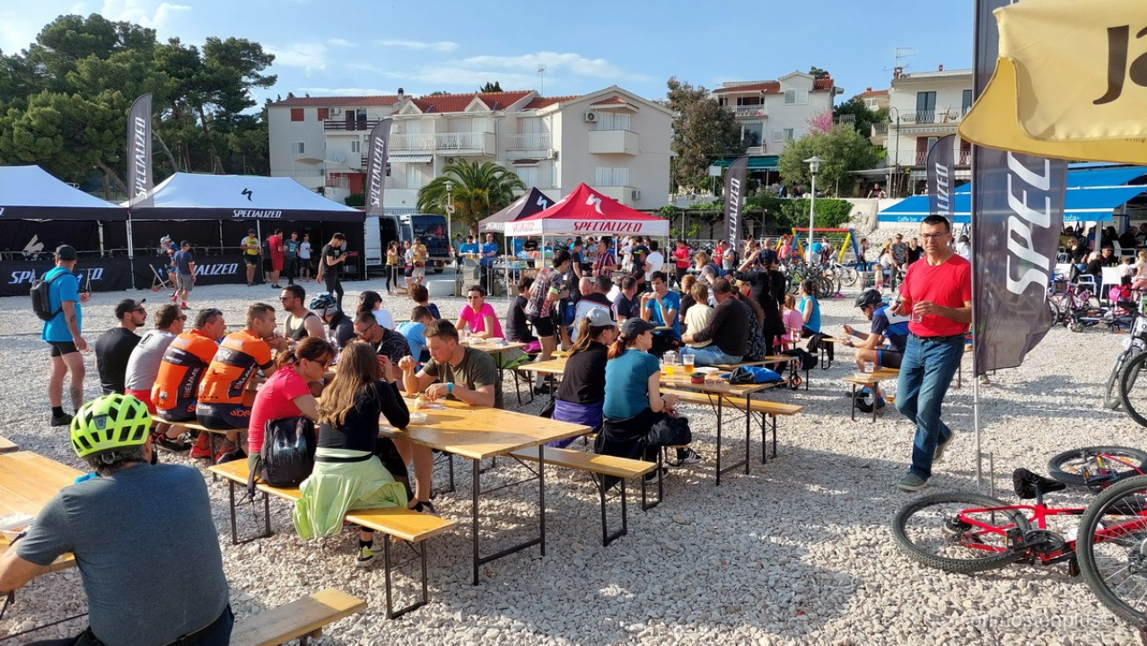 Jura Stublić i skoro 400 sudionika na Primoštenskoj biciklijadi