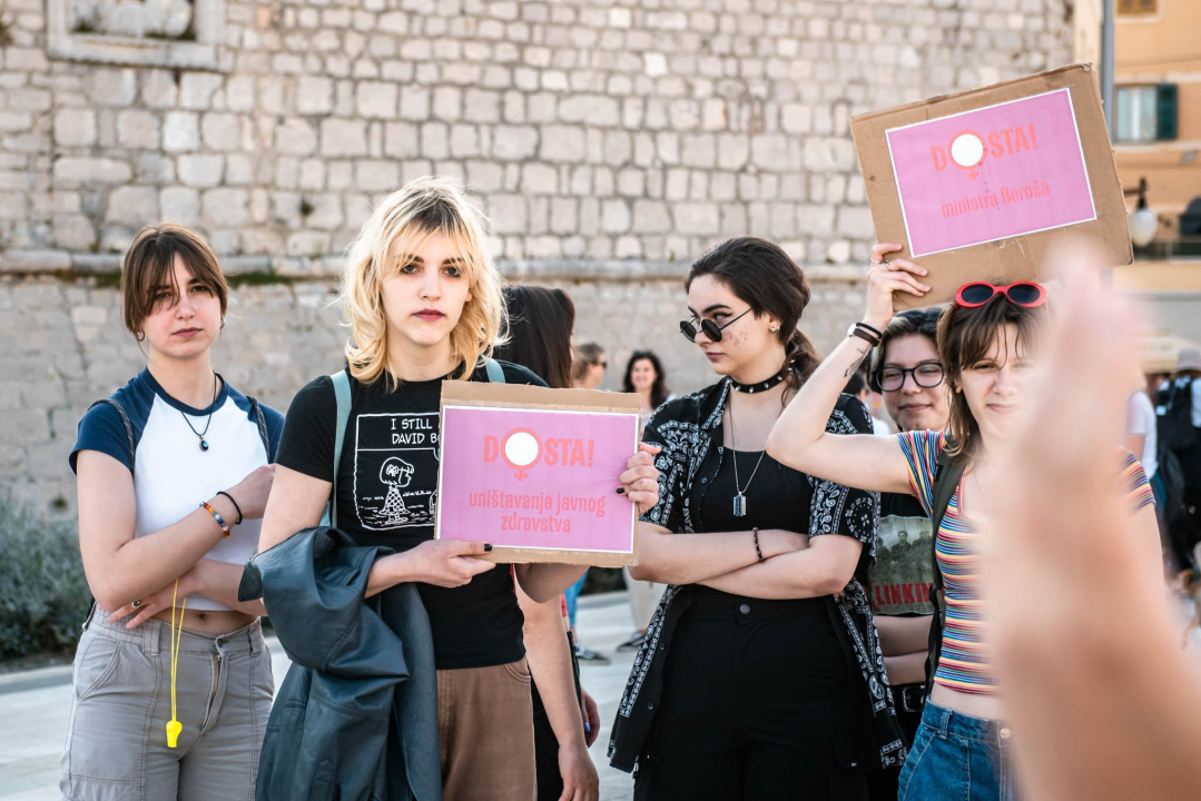 Prosvjed u znak potpore Mireli Čavajdi: 'Ovo nam je podsjetnik koliko sustav može biti okrutan prema ženama'  