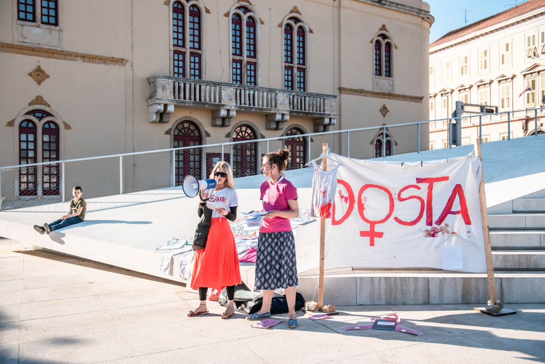 Prosvjed u znak potpore Mireli Čavajdi: 'Ovo nam je podsjetnik koliko sustav može biti okrutan prema ženama'  