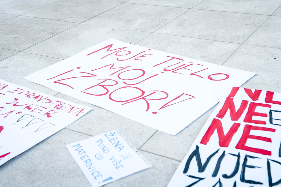 Prosvjed u znak potpore Mireli Čavajdi: 'Ovo nam je podsjetnik koliko sustav može biti okrutan prema ženama'  