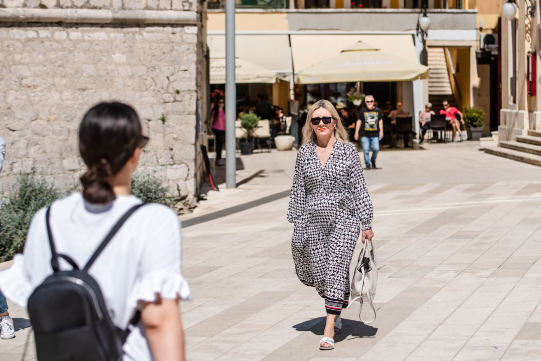 Šarene modne kombinacije koje prizivaju ljeto: Evo koje su nam dame upale u oko ovih dana...
