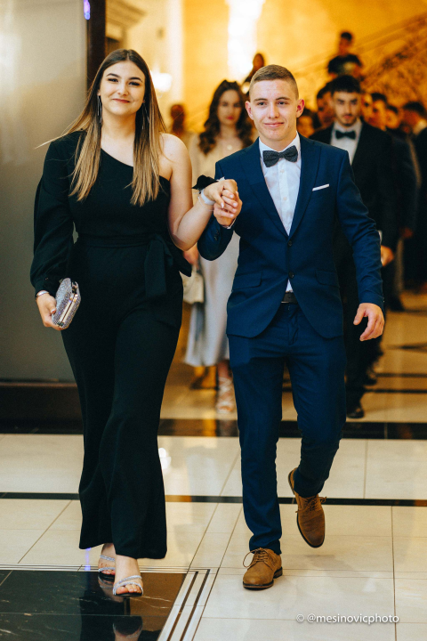 Pogledajte kako su zablistali učenici Industrijsko-obrtničke škole na svom maturalnom plesu (1. dio)