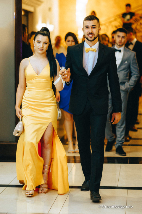 Pogledajte kako su zablistali učenici Industrijsko-obrtničke škole na svom maturalnom plesu (1. dio)