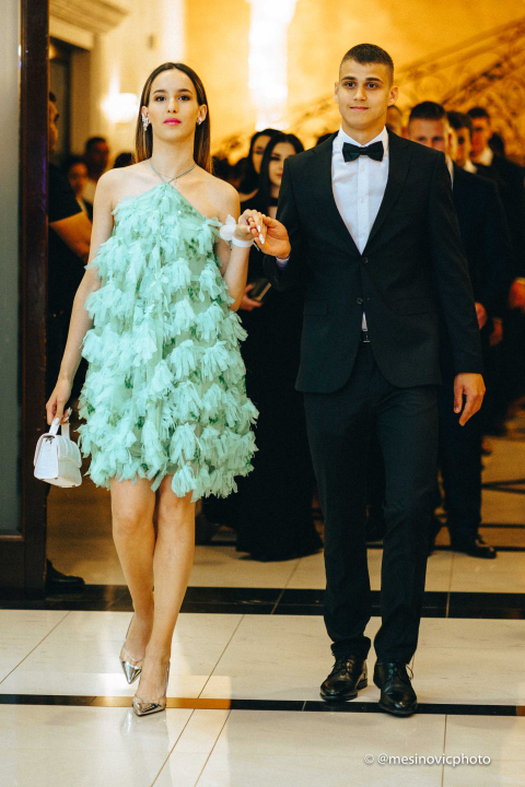 Pogledajte kako su zablistali učenici Industrijsko-obrtničke škole na svom maturalnom plesu (1. dio)