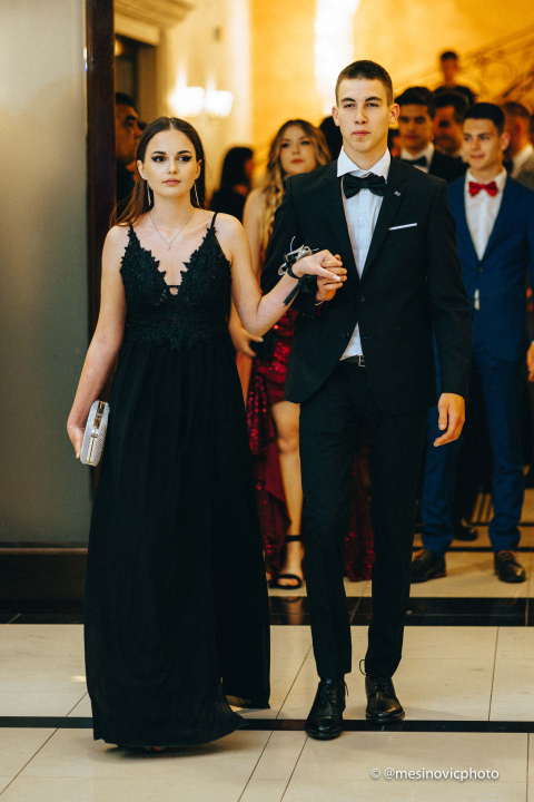 Pogledajte kako su zablistali učenici Industrijsko-obrtničke škole na svom maturalnom plesu (1. dio)