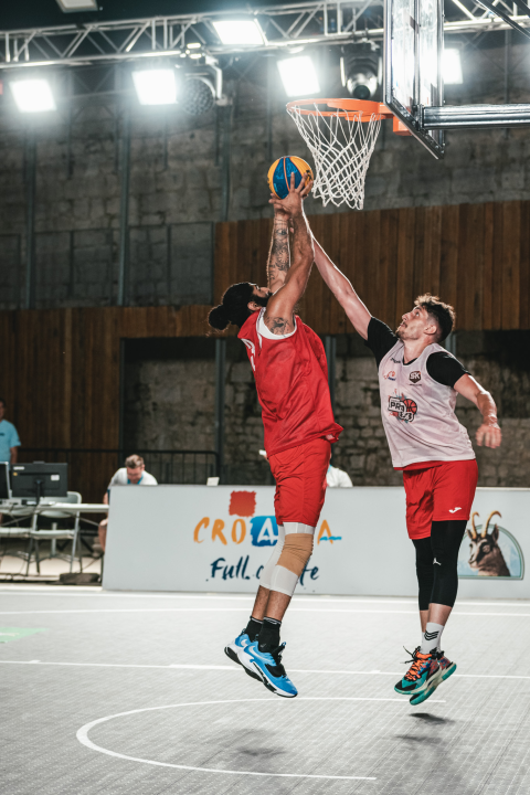 Basket se na Mihovilu i sinoć igrao pred gotovo praznim gledalištem, ako izuzmemo igrače!