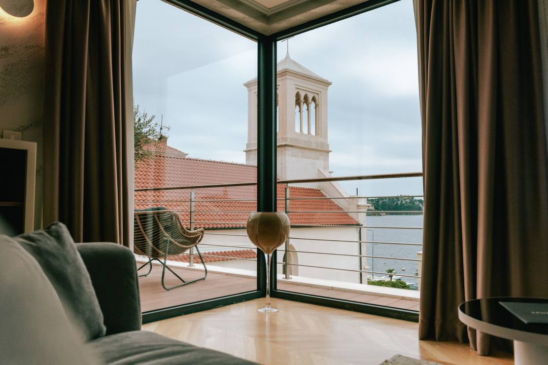 Oduševio nas je luksuz s katedralom na dlanu! Armerunov apartman jedinstven je spoj tradicije i modernog dizajna