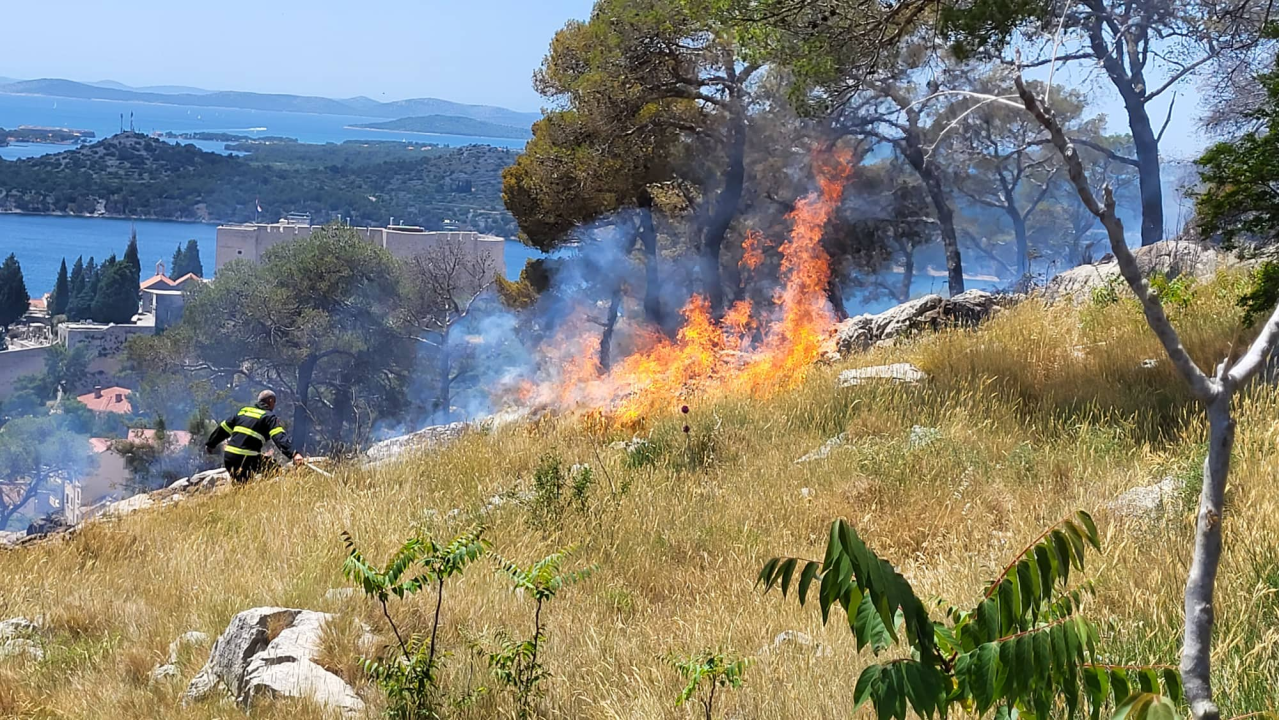 Požar ispod sv. Ivana izazvale četiri signalne rakete: Izgorjela 2,5 hektara
