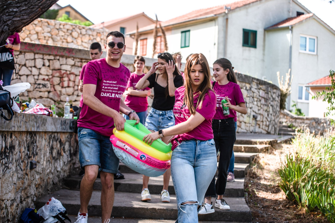 Maturanti se na šibenskim ulicama opraštaju od škole: Polako s alkoholom i sretno!