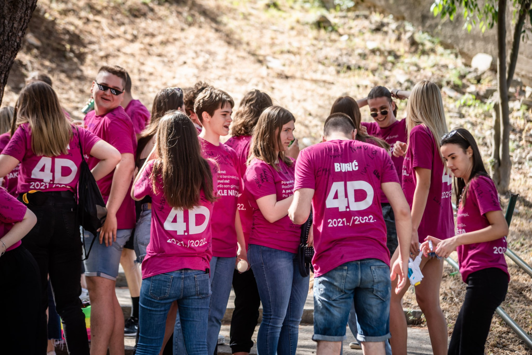 Maturanti se na šibenskim ulicama opraštaju od škole: Polako s alkoholom i sretno!