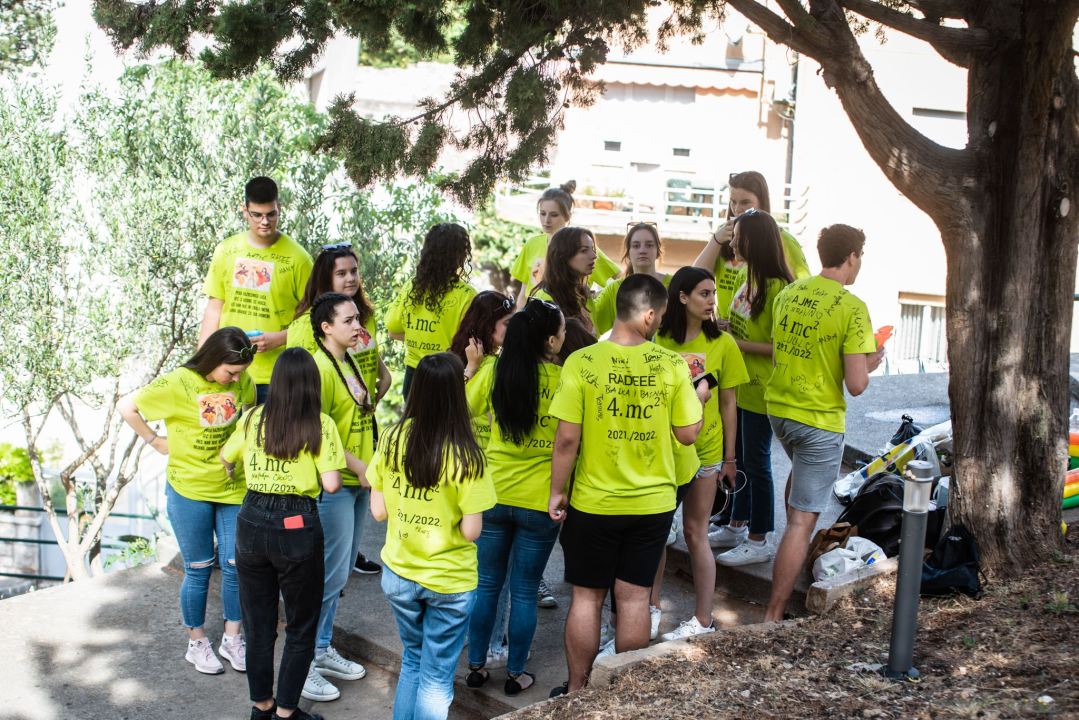 Maturanti se na šibenskim ulicama opraštaju od škole: Polako s alkoholom i sretno!