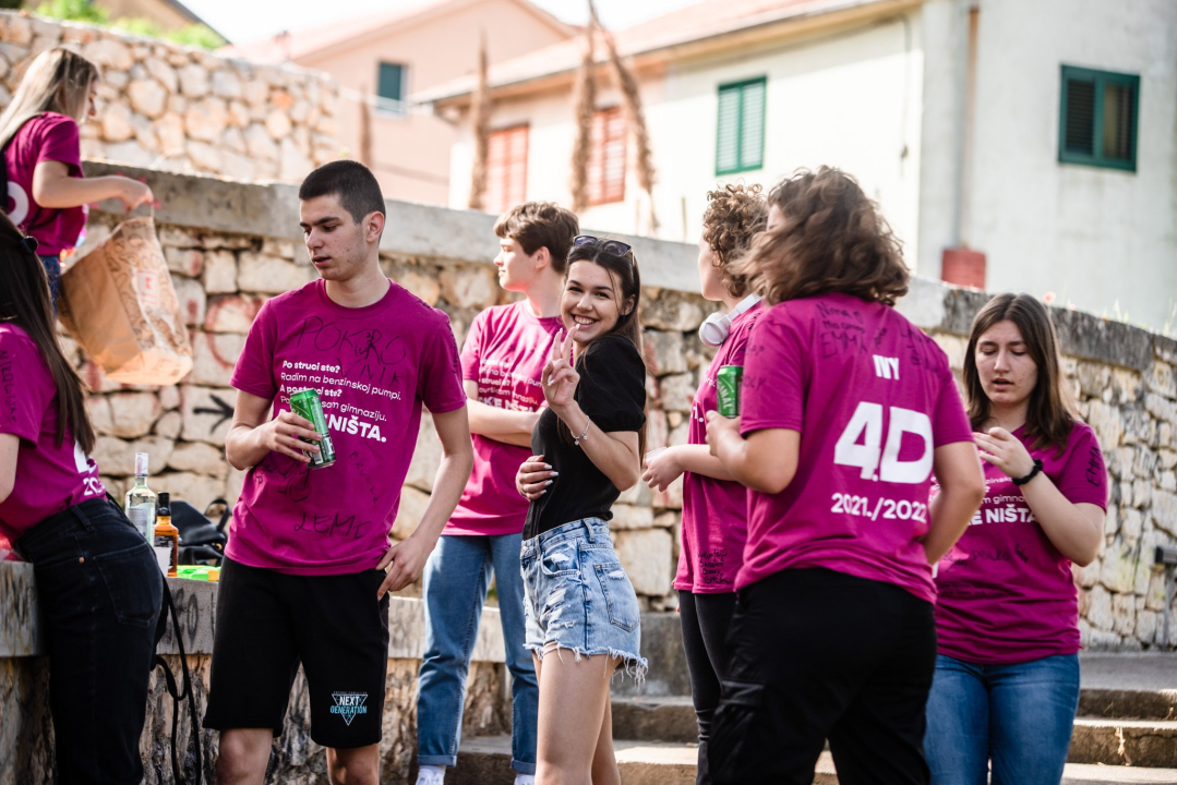 Maturanti se na šibenskim ulicama opraštaju od škole: Polako s alkoholom i sretno!