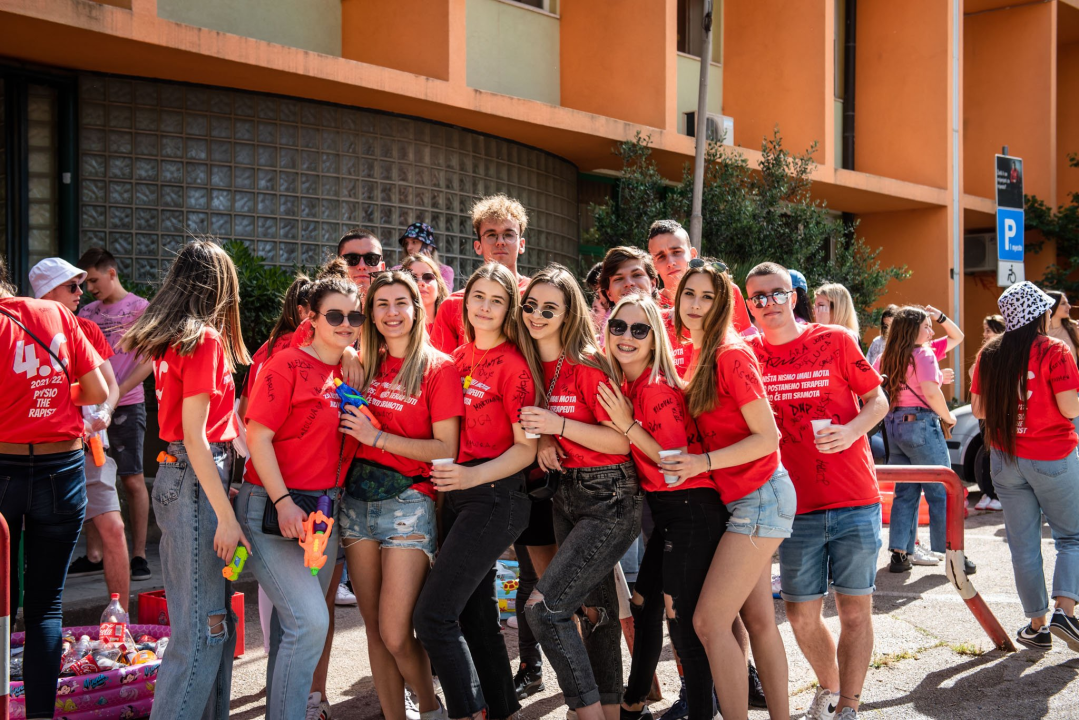 Maturanti se na šibenskim ulicama opraštaju od škole: Polako s alkoholom i sretno!