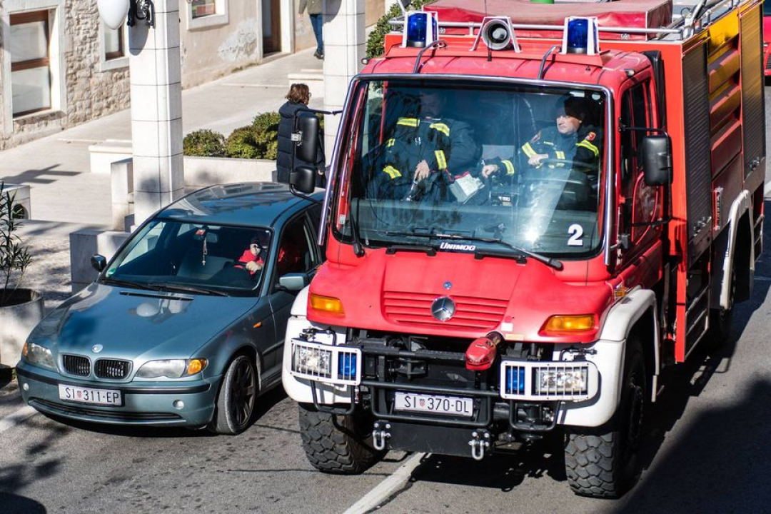 Gorio kontejner kod Turističko-ugostiteljske škole 