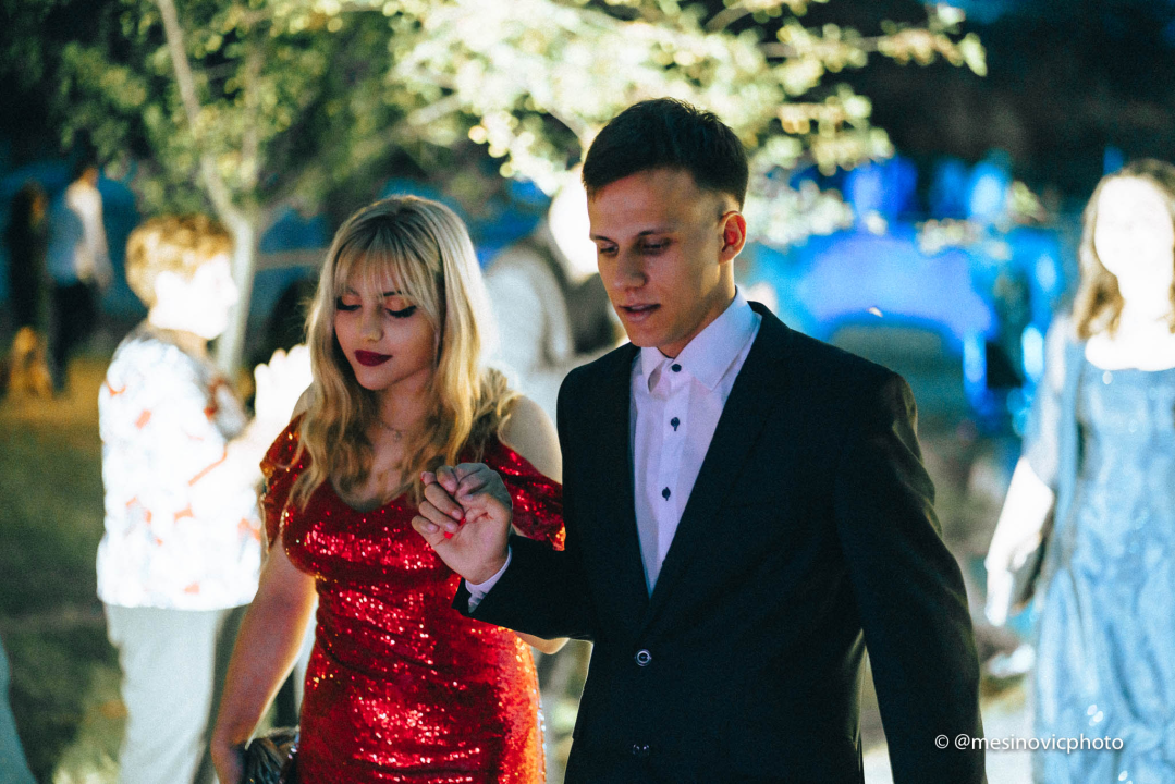 Maturanti Turističko-ugostiteljske škole u glamuroznim izdanjima proslavili kraj srednje škole! (1. dio)