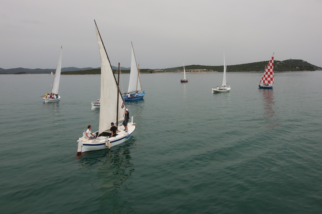 Betinska regata tradicijskih brodova održana usprkos bonaci