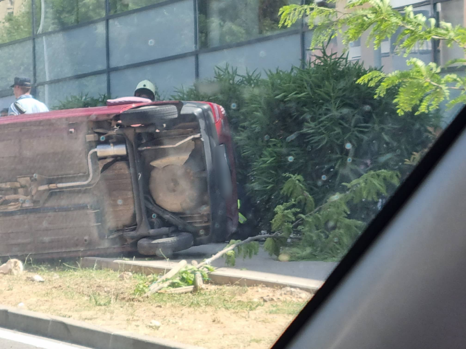 Automobil sletio s ceste i preokrenuo se kod Kauflanda, vozač prevezen u bolnicu