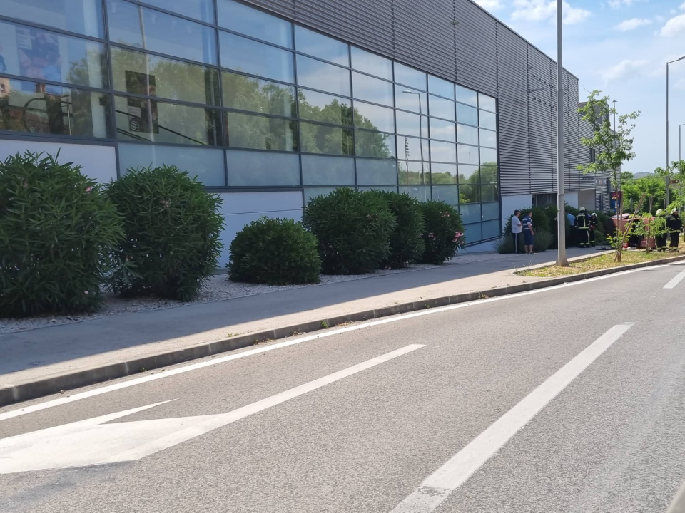 Automobil sletio s ceste i preokrenuo se kod Kauflanda, vozač prevezen u bolnicu