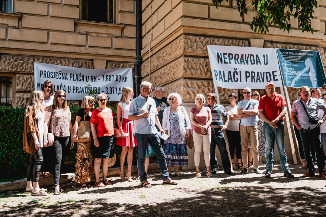 Prosvjed službenika i namještenika ispred suda: Uskraćeni smo za dostojanstvo i svakodnevno omalovažavani