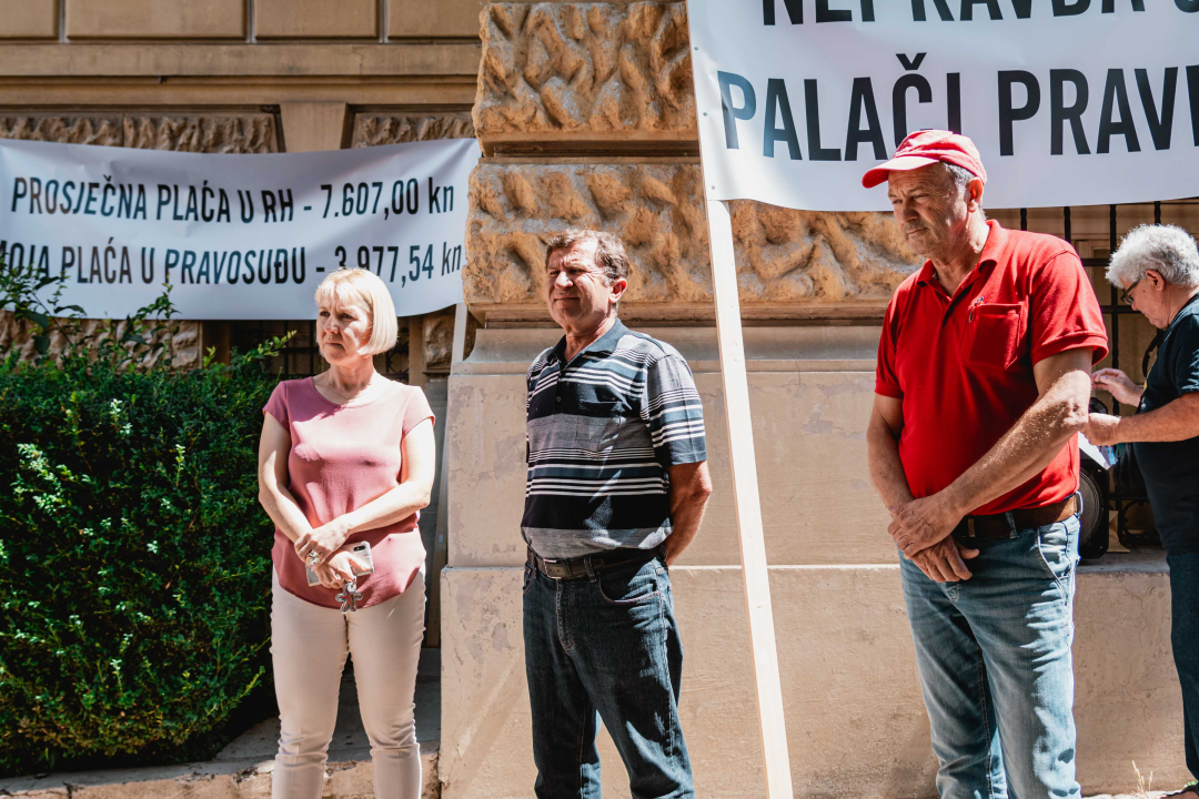 Prosvjed službenika i namještenika ispred suda: Uskraćeni smo za dostojanstvo i svakodnevno omalovažavani