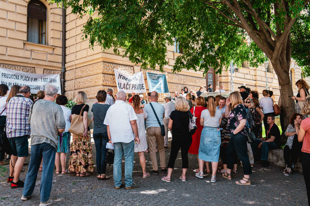 Prosvjed službenika i namještenika ispred suda: Uskraćeni smo za dostojanstvo i svakodnevno omalovažavani