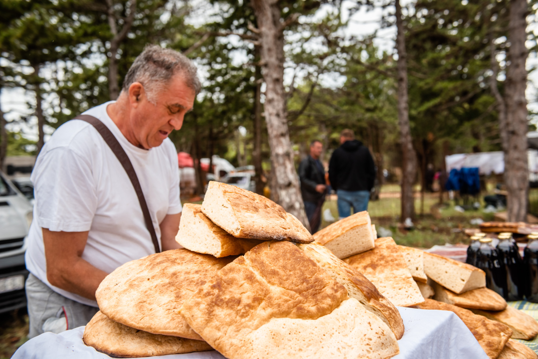 Bili smo na Benkovačkom sajmu: Najtraženija 'roba' su CD-evi Thompsona i Bulića, a za prasetinu se čeka red