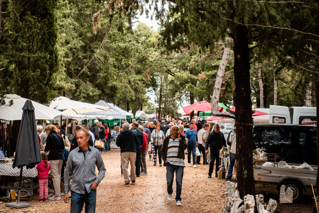 Bili smo na Benkovačkom sajmu: Najtraženija 'roba' su CD-evi Thompsona i Bulića, a za prasetinu se čeka red