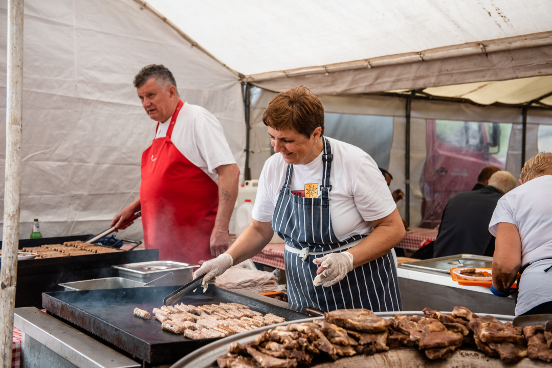 Bili smo na Benkovačkom sajmu: Najtraženija 'roba' su CD-evi Thompsona i Bulića, a za prasetinu se čeka red