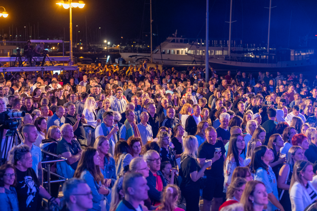 Buri usprkos, u Vodicama započeo 14. CMC festival: Publika se rasplesala uz zabavne hitove  