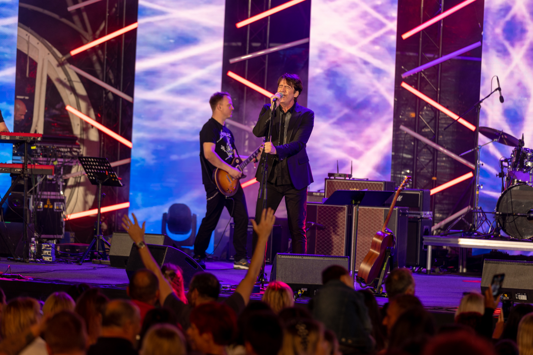 Buri usprkos, u Vodicama započeo 14. CMC festival: Publika se rasplesala uz zabavne hitove  