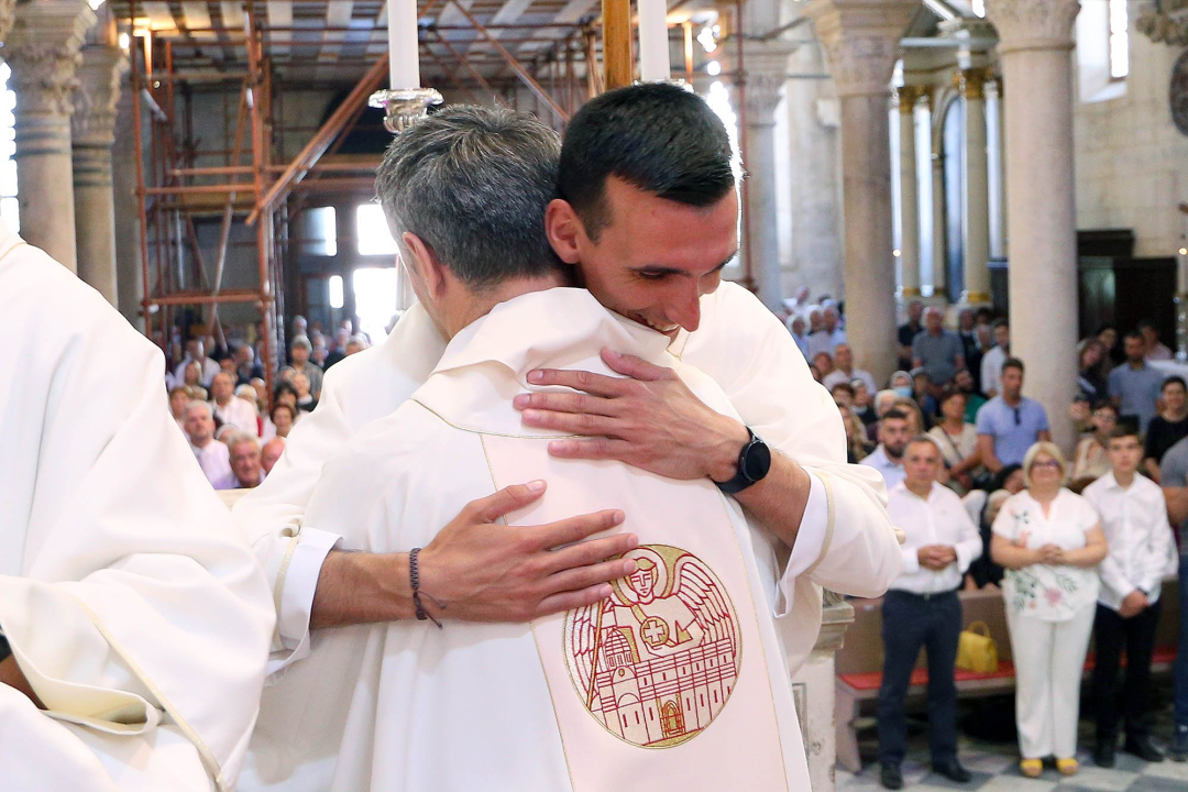 Don Šime Pleadin i don Ante Vrcić zaređeni za svećenike Šibenske biskupije
