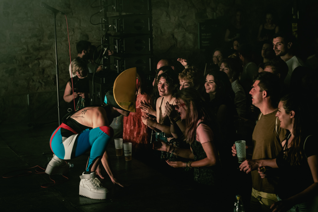 Nema ljubavi u klubu, ljubav je na tvrđavi: Plesnjak za milenijalce uz Buč Kesidi i Nipplepeople