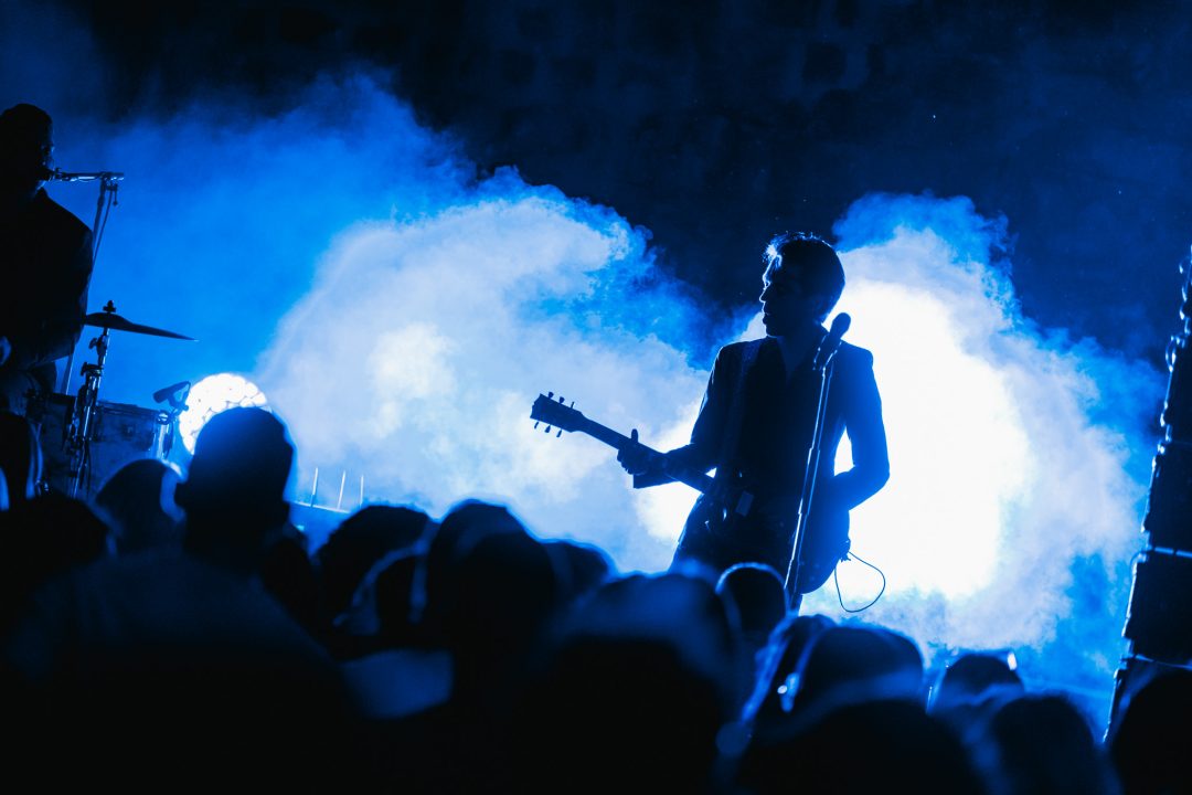 Nema ljubavi u klubu, ljubav je na tvrđavi: Plesnjak za milenijalce uz Buč Kesidi i Nipplepeople